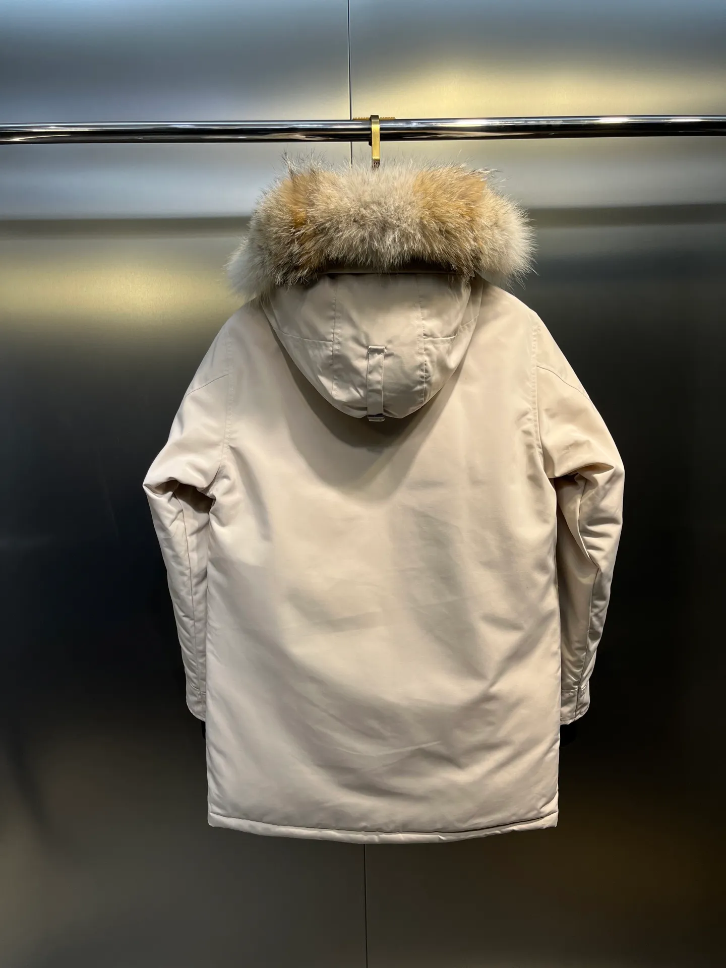 P840 𝘾𝘼𝙉𝘼𝘿𝘼 𝙂𝙊𝙊𝙎𝙀Big Goose 13# The design of Big Goose 13 is simple and elegant, a little longer than the 08 model, more suitable for men and suitable for business people. This down jacket is popular for its simple design, which is not only practical but also has a certain sense of fashion. In terms of applicability, the Daye 13 model provides good thermal insulation performance. Its thermal insulation coefficient is level 5, which can provide enough warmth and is suitable for wearing in cold environments. In addition, the Daye 13 model also has a high cost performance. Compared with other models, it provides a better balance between price and performance, making it more competitive in the market.  size：xs-xxl